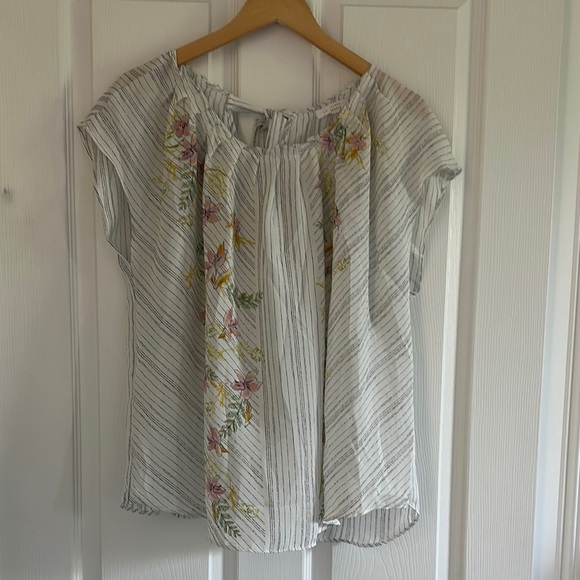 LC Lauren Conrad Gray White Embellished Short Sleeve Blouse EUC - Picture 1 of 7